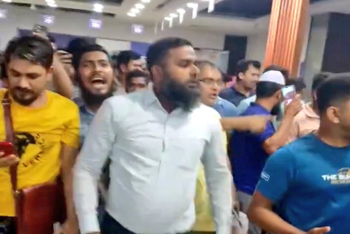 Radicals Protest at Indian Visa Center in Dhaka Over Visa Denials