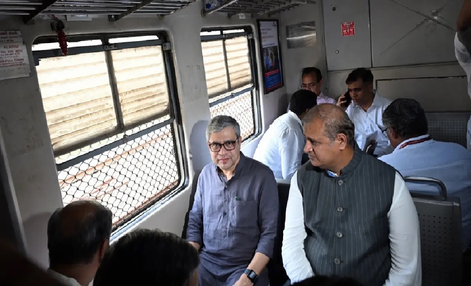 Railway Minister Ashwini Vaishnaw Discusses 12 Major Projects for Mumbai Railway Development