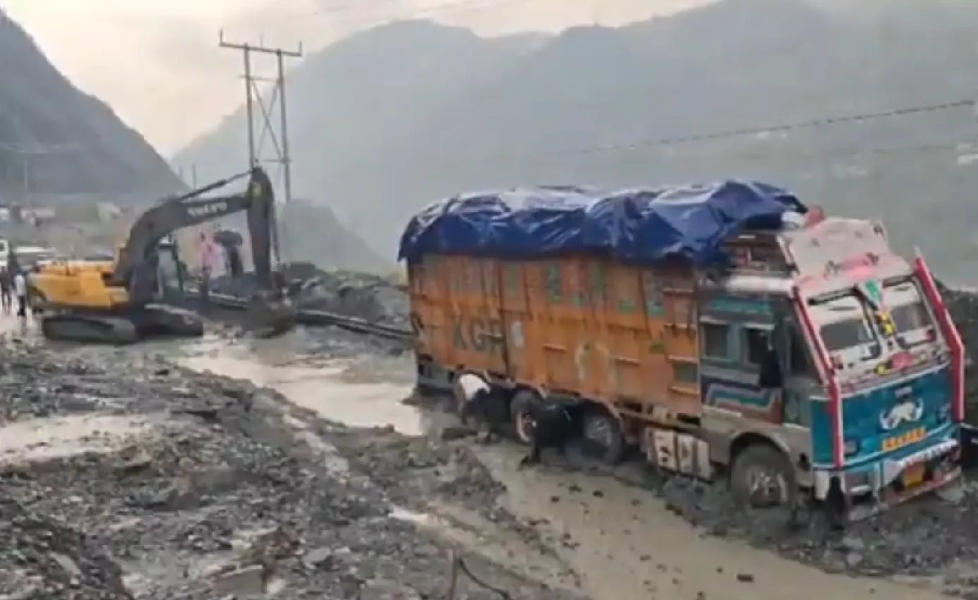 Jammu Srinagar Highway Cut Off by Ramban Mudslide Restoration Underway as Truck Crew Rescued