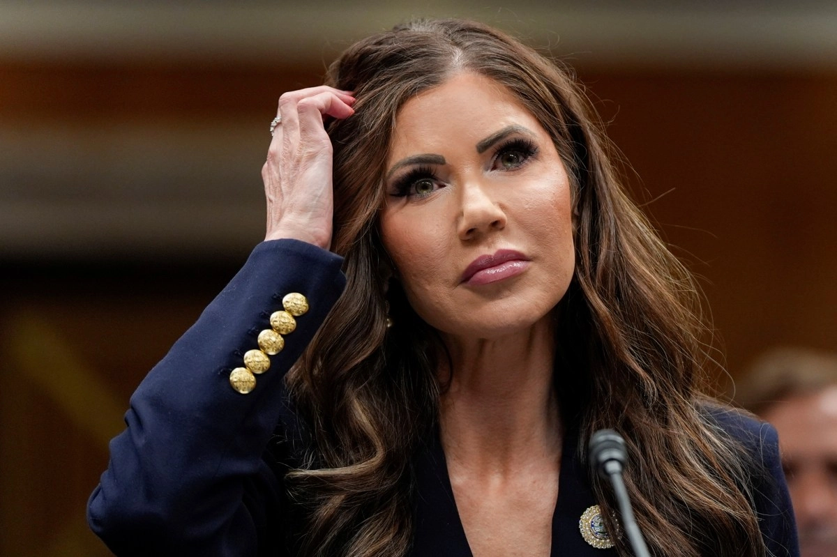 Secretary Noem in controversy over assumption  reality  between immigrants to obtain the citizenship.webp