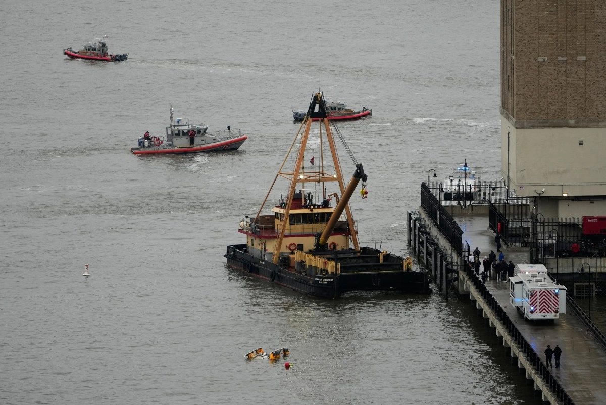 A dead and two injured per explosion in ship of black water in new york