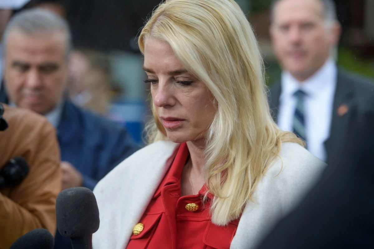 Presentan queja contra la fiscal general Pam Bondi por violar compromiso tico Presentan queja contra la fiscal general Pam Bondi por violar compromiso tico