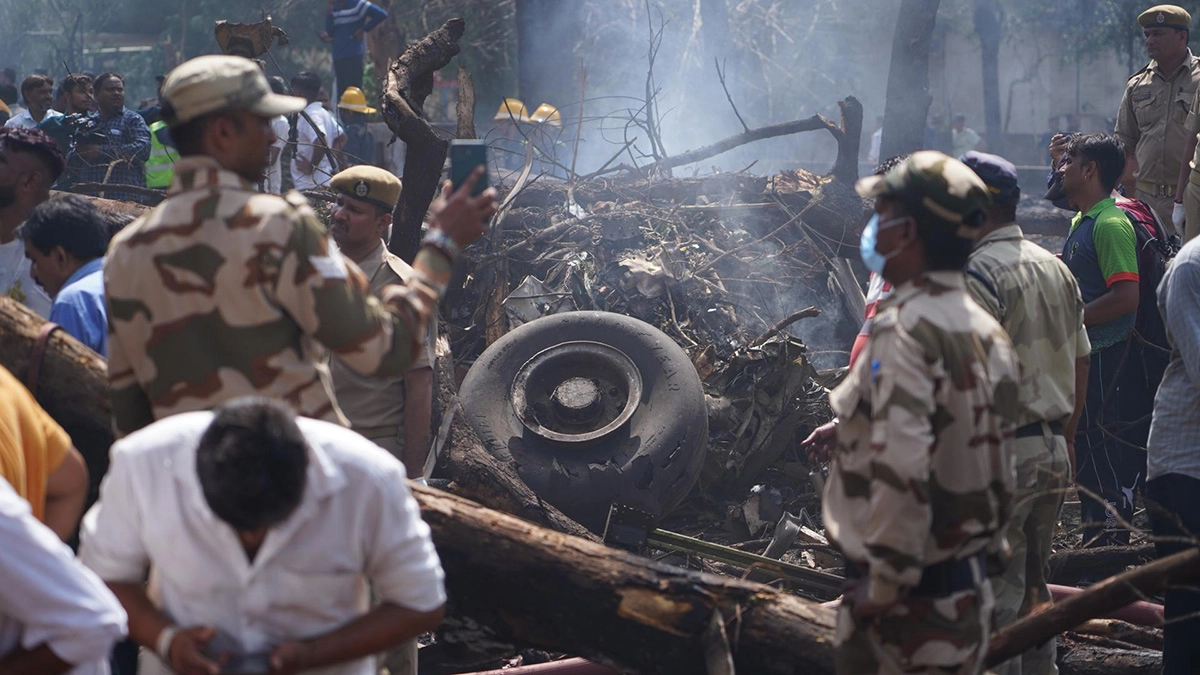 Accident Air India Report Rescue of a survivent of between the debris