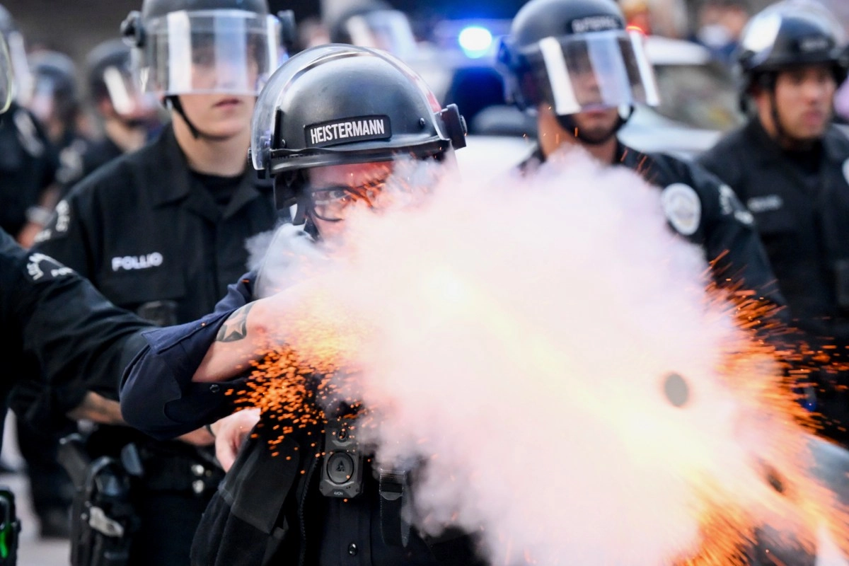 Officers use gases tearos y bullets of rubber for disperse a protesters in the angels