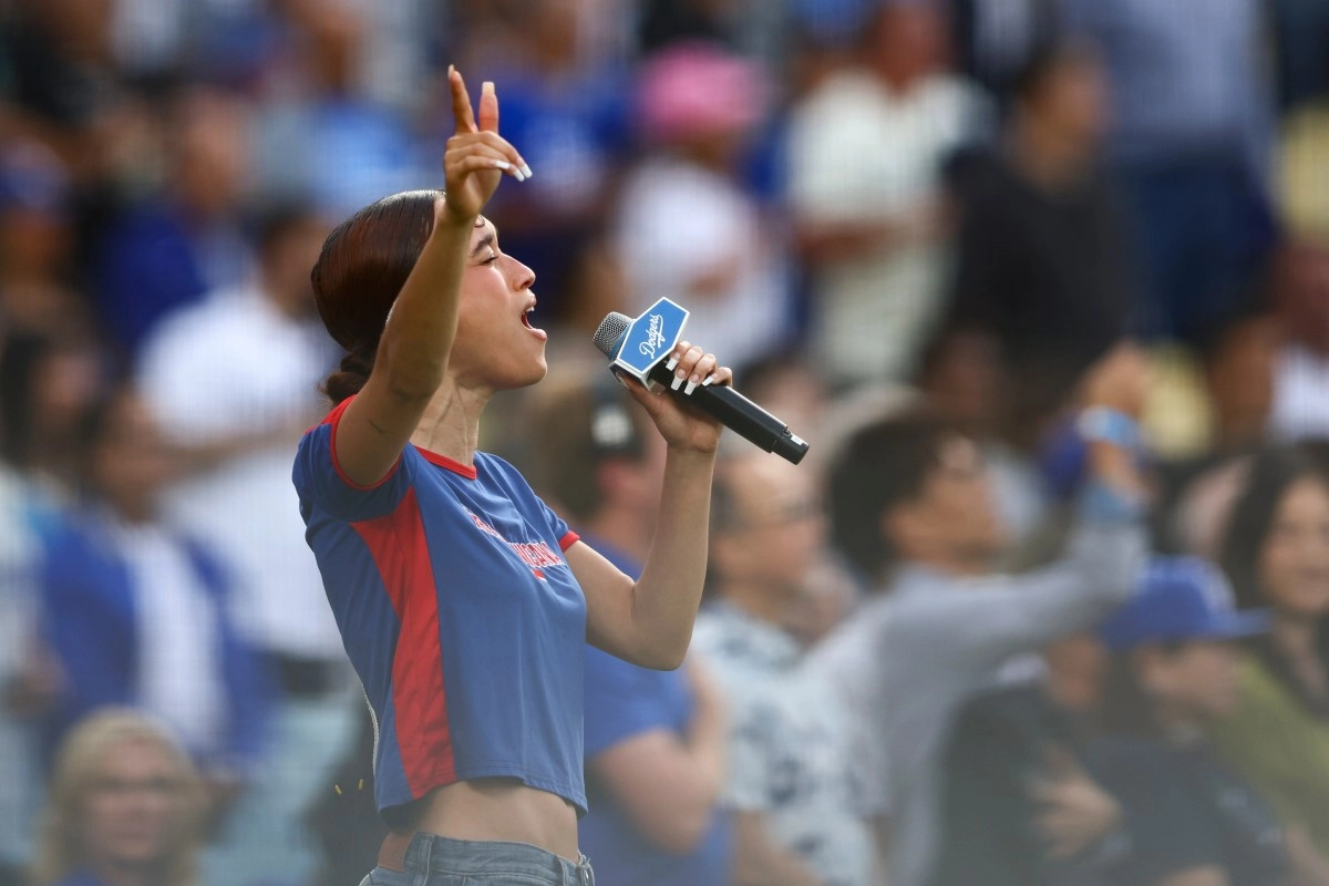 Singer interpret in Spanish the anthem in dodger stadium
