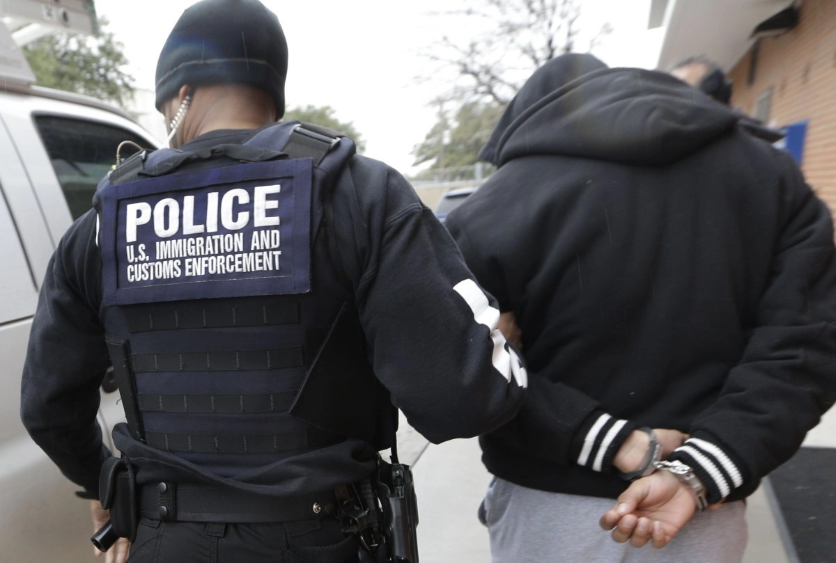Hispanic wits detention of his father per Ice in the angels