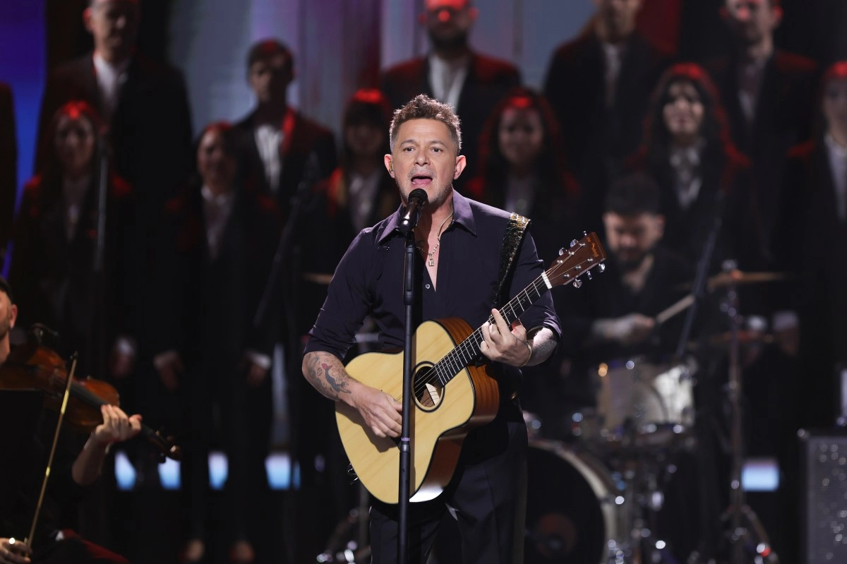 Alejandro Sanz was accused by a fan manipulation and abuse of power