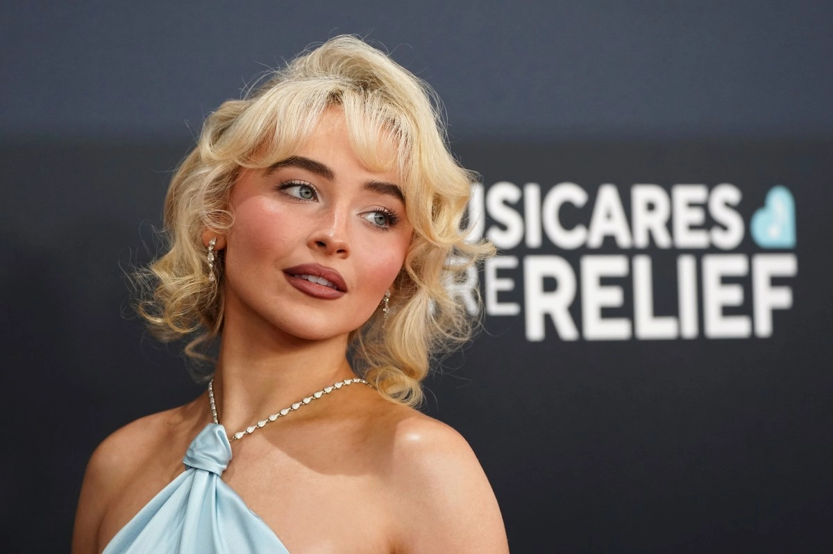 Sabrina Carpenter Draw with  Manchild  y debut in the number 1 of the Billboard Hot 100