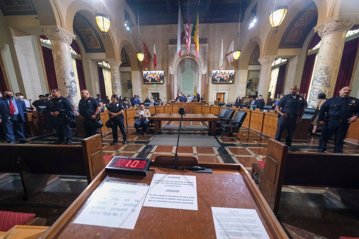 Latina Sing The Hymn in Spanish in the City Hall of Los ngeles