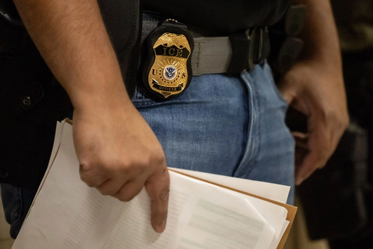 Family Hispanic in Texas Recognize the visits of Ice by the blows in the door