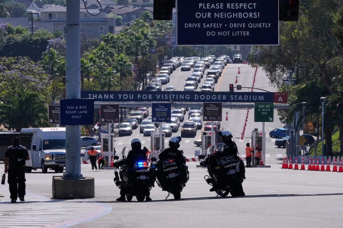 The dodgers will donate  1 million to help to families of immigrants affected by the raids ICE