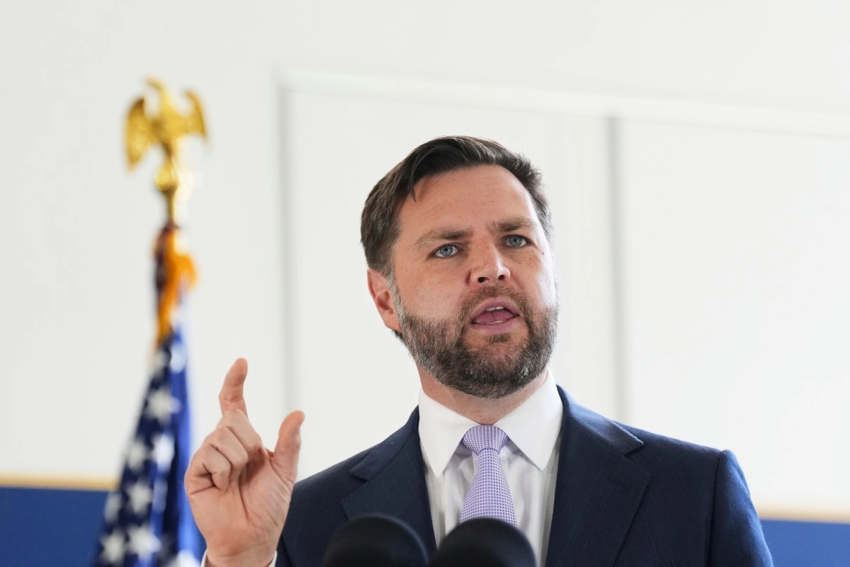 JD Vance attacked fiercely a Newsom y a bass y se moc de Padilla in his visit to the angels