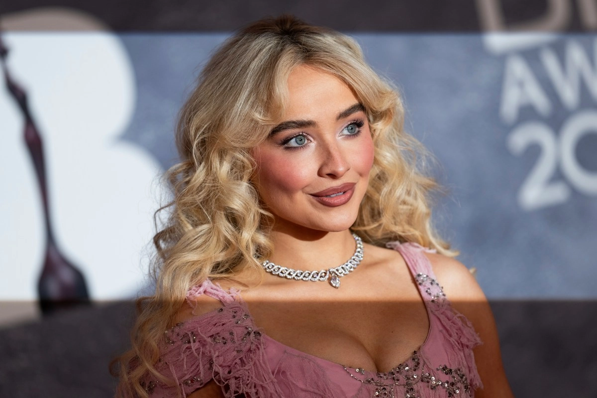 Why what Sabrina Carpenter considers prohibit use of cell phones in your concerts