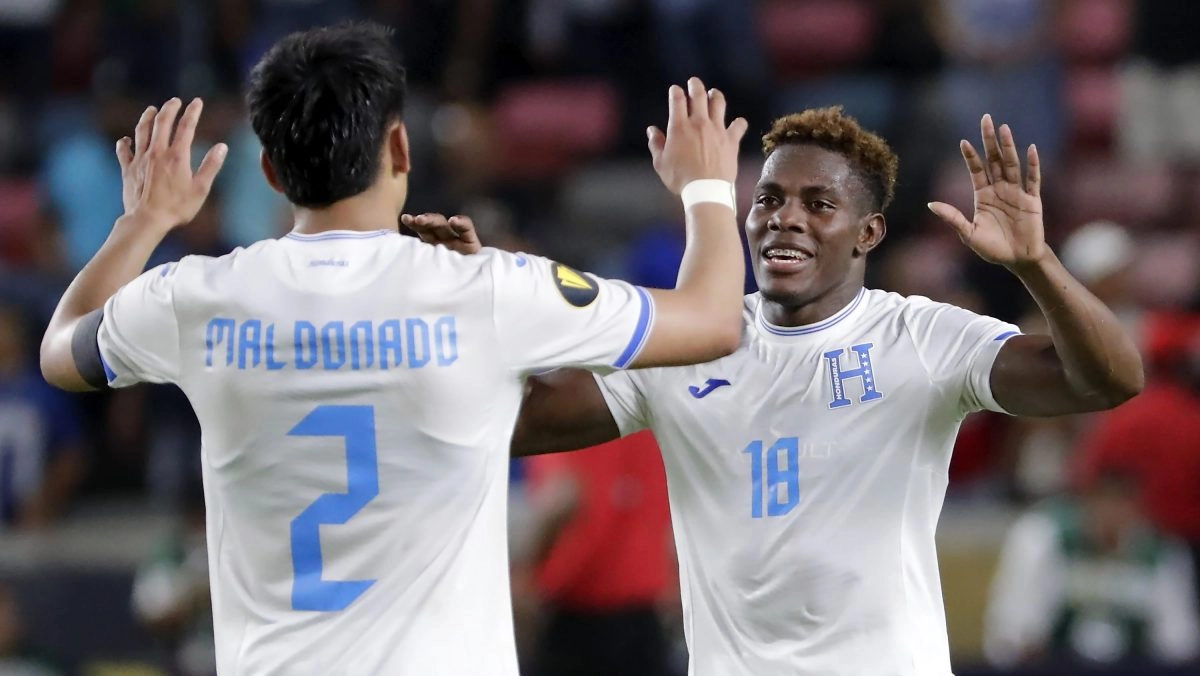Honduras Hunde A El Salvador y Lo Leave with a foot outside of the gold cup
