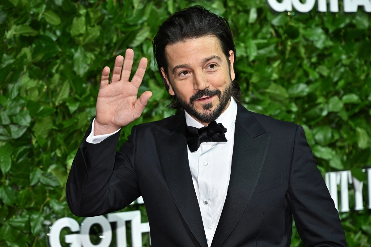 Diego Luna starts week in Jimmy Kimmel with emotional speech for the Latin community