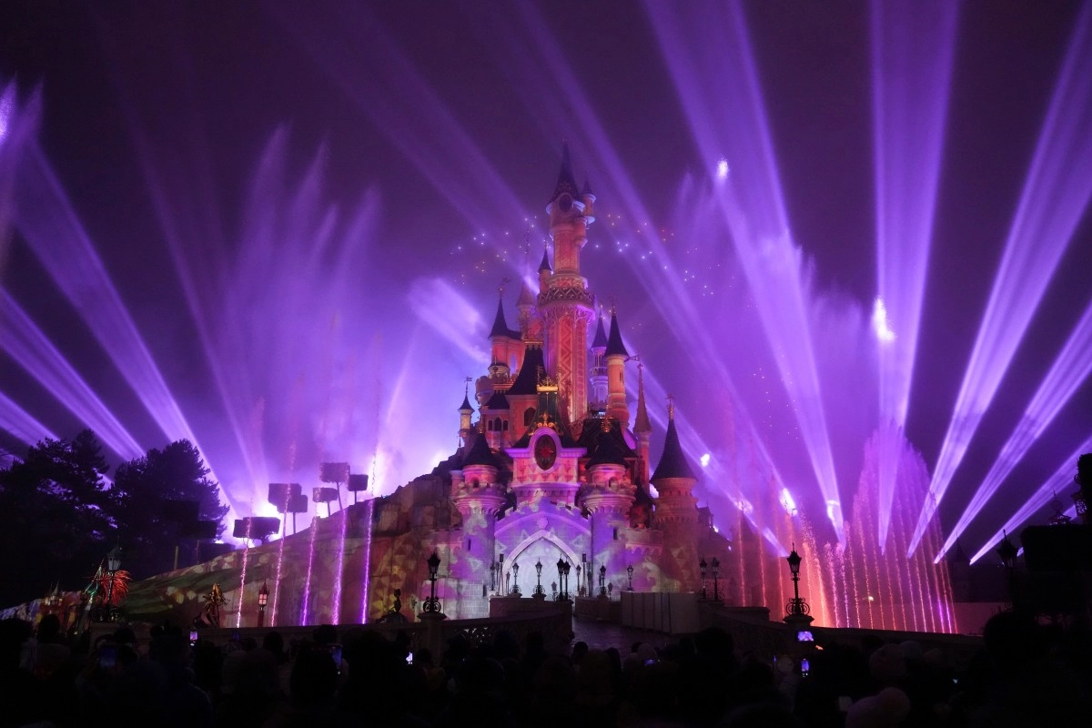 Man was detained by organize wedding false in Disneyland Paris with girl 9 years