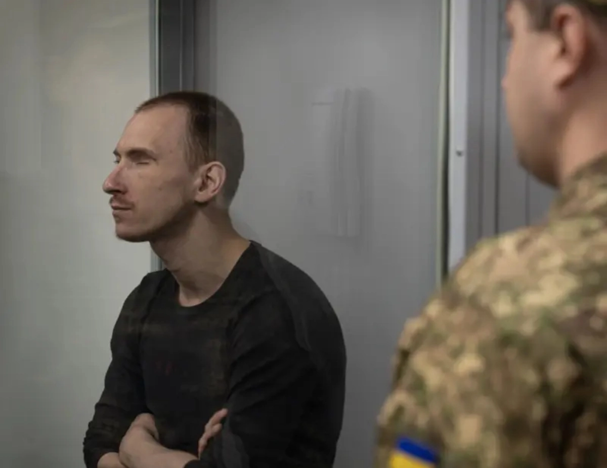 The Soldier Russian in the center of the first trial in ucrania per a execution in the field of battle