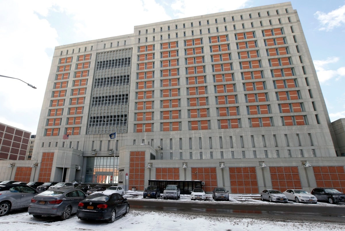 ICE encloses A Immigrants in prison in new york with criminals high impact