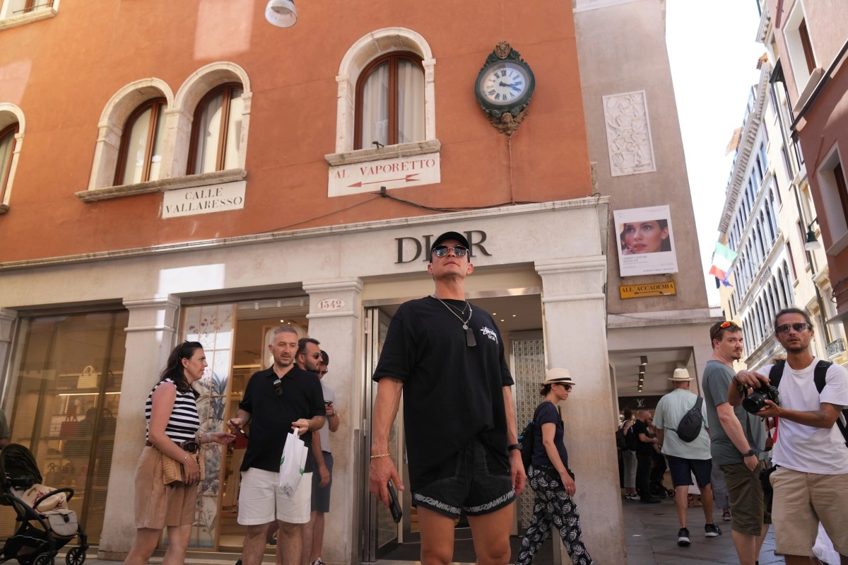 Orlando Bloom Y Sydney Sweeney capture looks during walk in Venice
