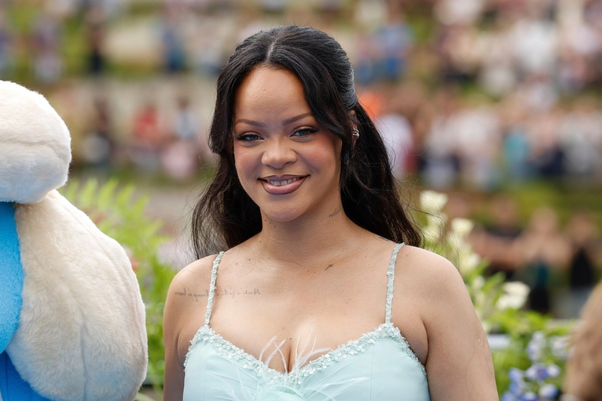 Rihanna leave see lo advanced that is its pregnancy in the premiere of the smurfs