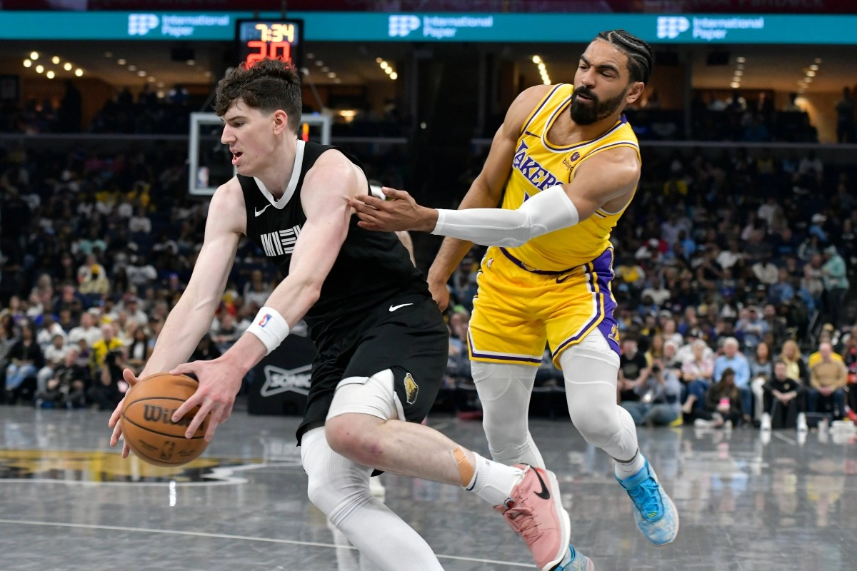 The Lakers are move arrives jake laravia y se says goodbye FinneySmith