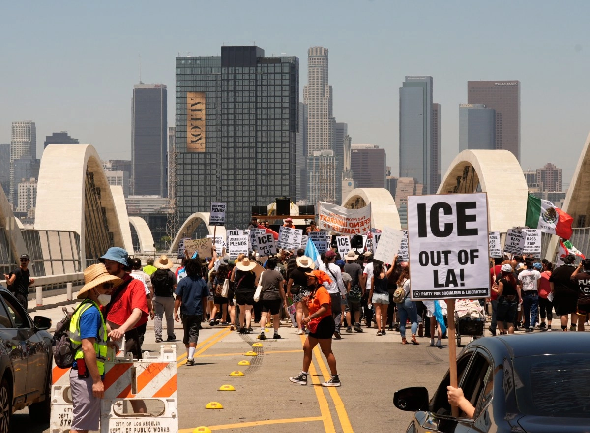 Protests in the angels close bridge of Sixth Street by raids
