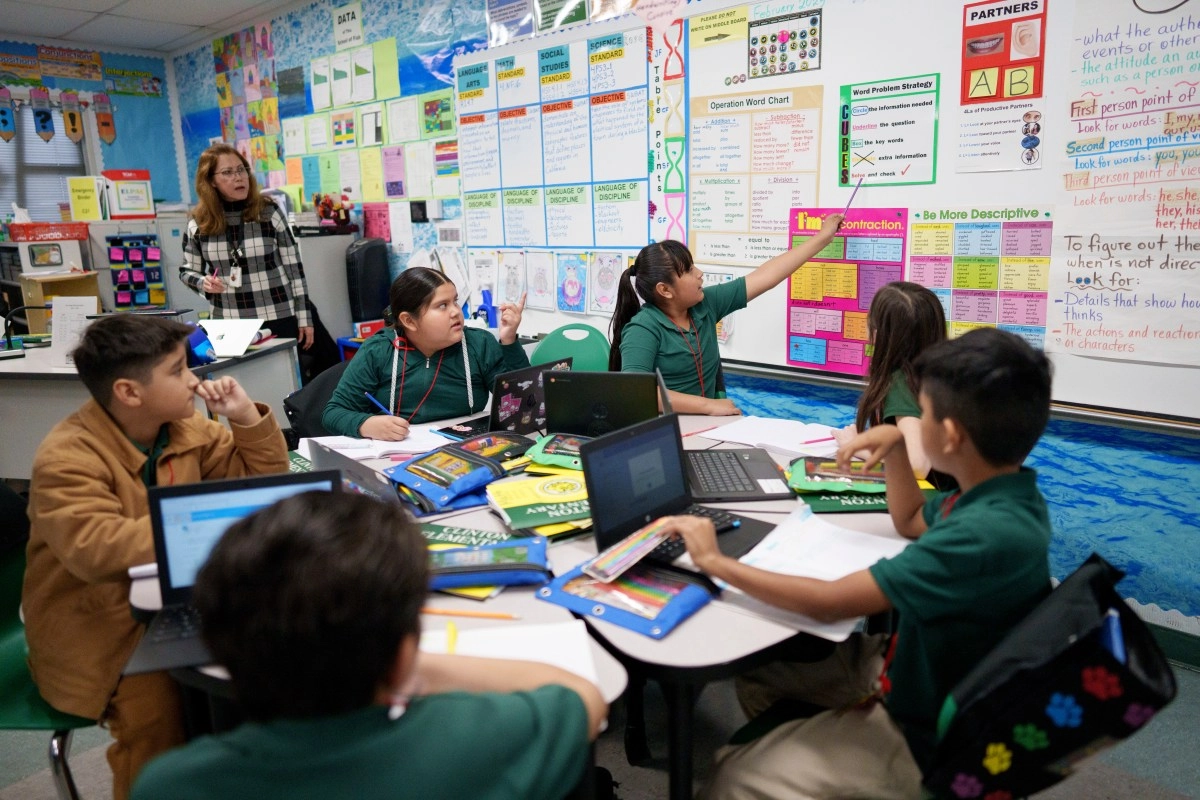 The administration Trump retains almost  7000 million for schools