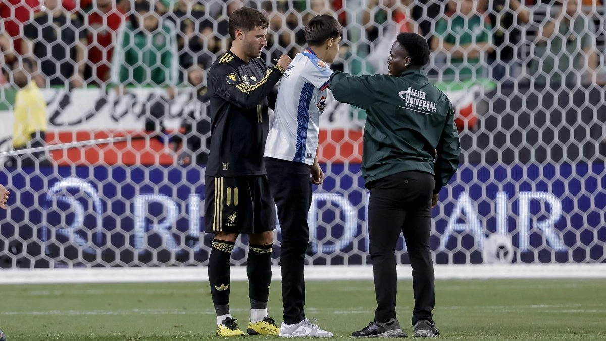 Santiago Gimnez Signature Autographer A Fanatic de Cruz Azul that interrupts Mexico vs Honduras