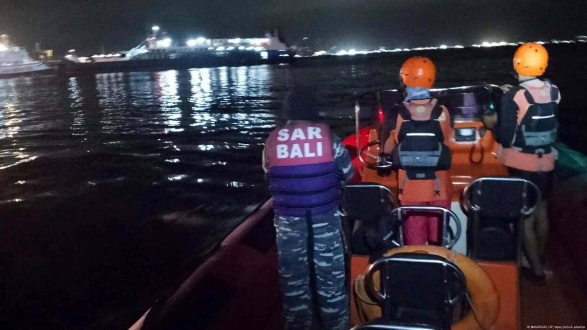 Sinking of ship in Indonesia leave 4 dead and 40 missing