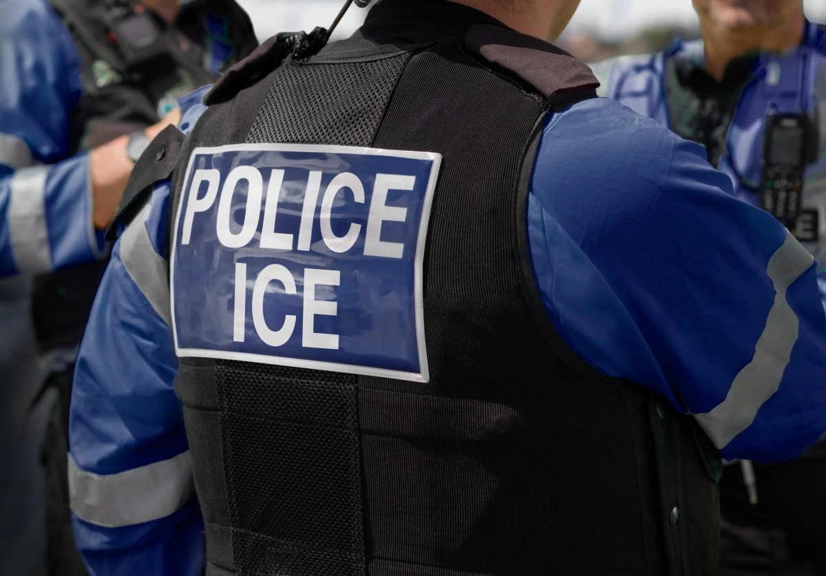 Two Hispanas are hide in a refrigerator for that Ice no the arrests
