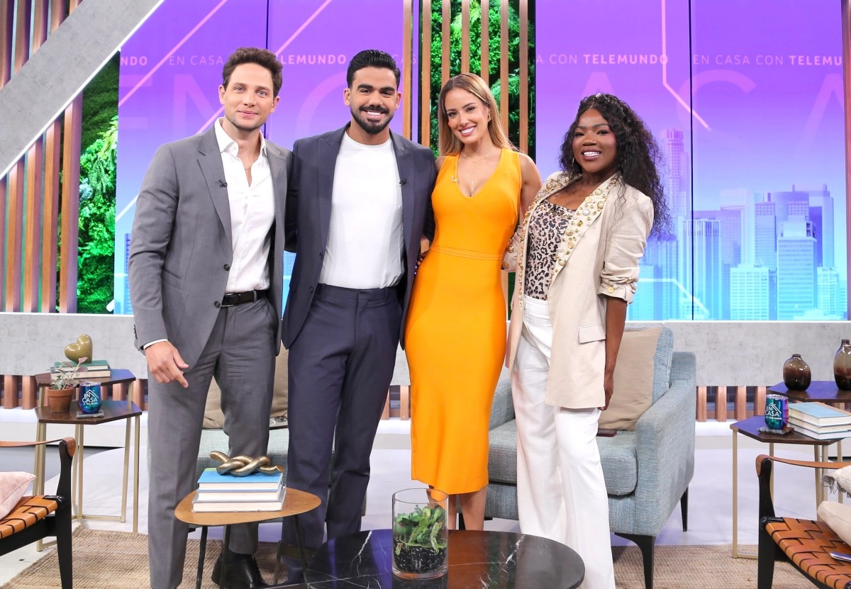 ALEYDA ORTIZ Y The cast of  in house with Telemundo  SE van of walk on yacht