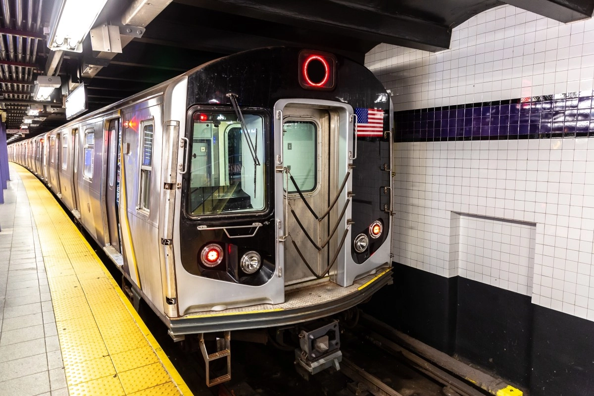 Dies teenager found unconscious over the roof of a train of the meter in new york