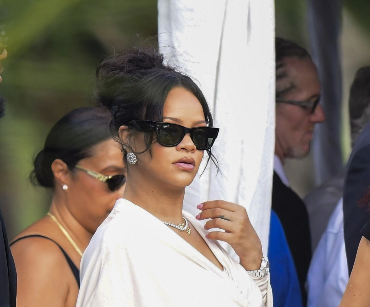 Rihanna accompanied accompanied his family at funeral of his father in Barbados