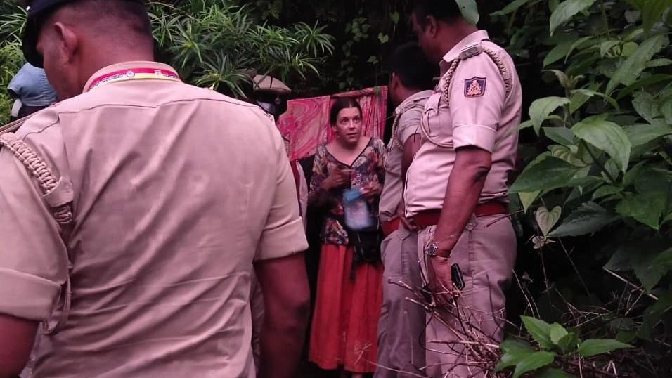 The mystery of the woman Russian that was found together to its 2 daughters small in a cave in India