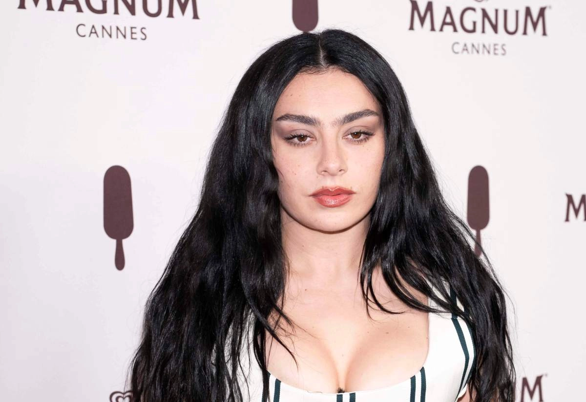 Charli XCX Se married with the drummer george daniel