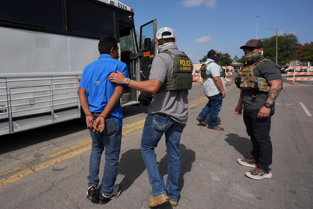 Immigrant has 6 months arrested y asks desperately its deportation  no endure a day more 
