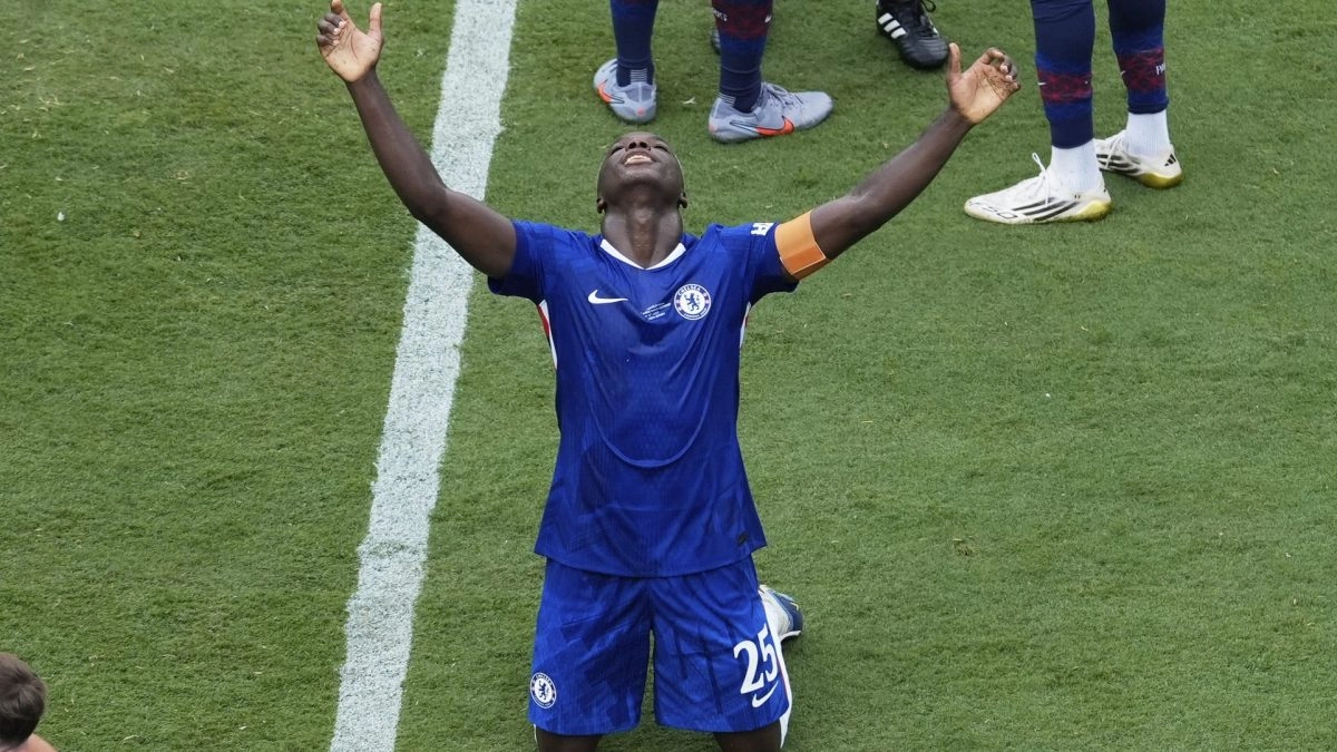 Parliament Ecuadorian Award A Moiss Caicedo By its Outstanding Participation in the World Cup Clubs