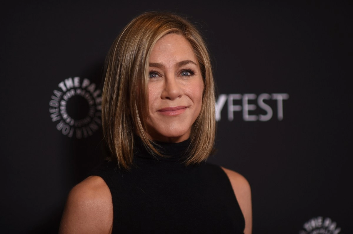 A man that believed speak with jennifer aniston  transfer  300 but was treated intelligence artificial