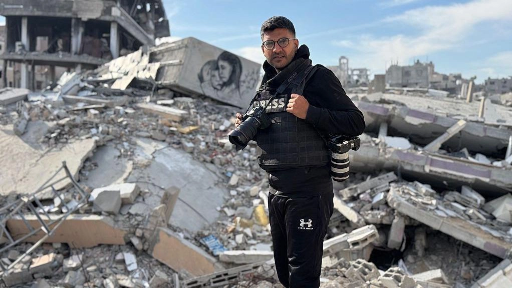 The desperate situation of a photoperiodist Palestinian in medium of the famine that affects a gaza