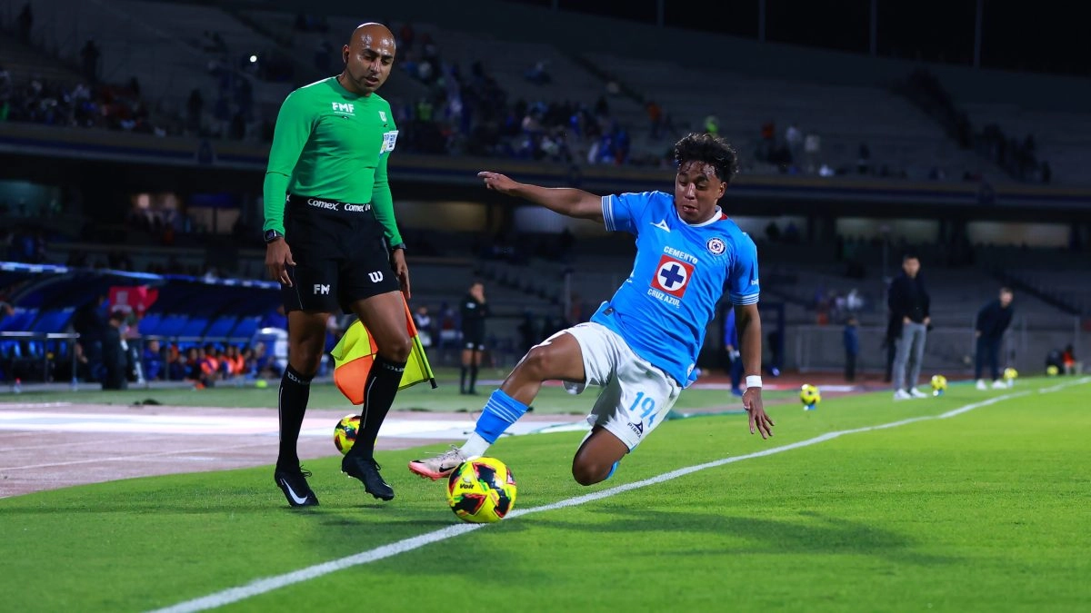 Amoury Morales is erased by Nicols larcamn in the cross blue