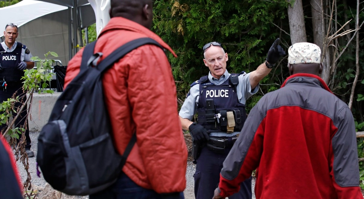 Police Canadian Find truck full of migrants enclosed y at risk of die