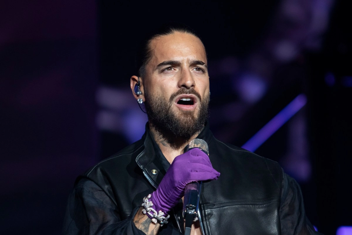 Maluma interrupted concert to scold a fan that led a a baby