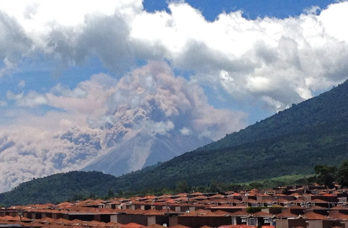 He proposed marriage to his partner and the volcano that had behind entered in eruption Video viral