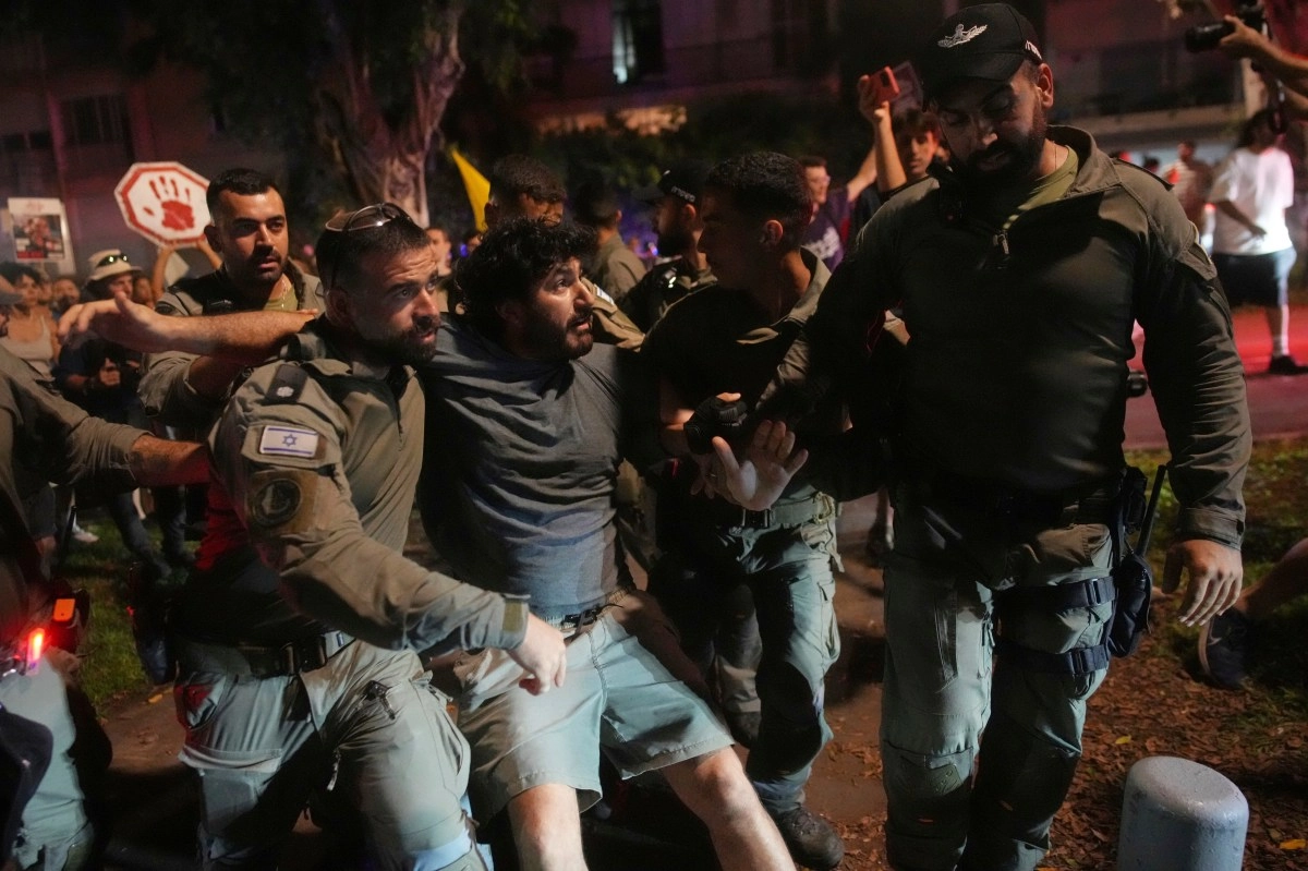 Thousands protest against war of gaza while grows frustration in Israel by new offensive