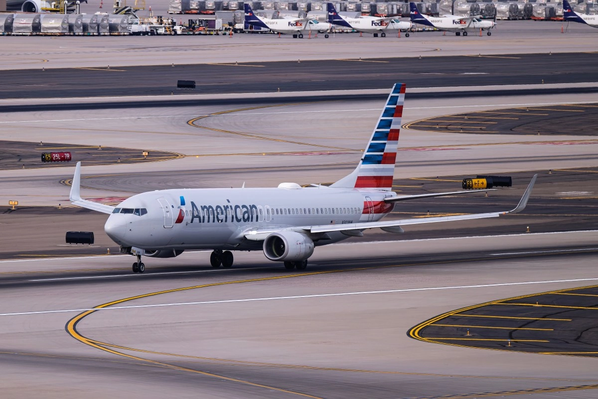 Flight from American Airlines with destination a phoenix se deviated after fire of electronic device