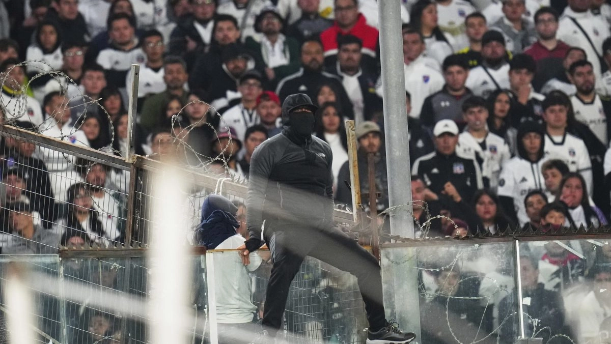 Dies amateur after fall of ceiling in stadium of colo colo during the classic against u of Chile