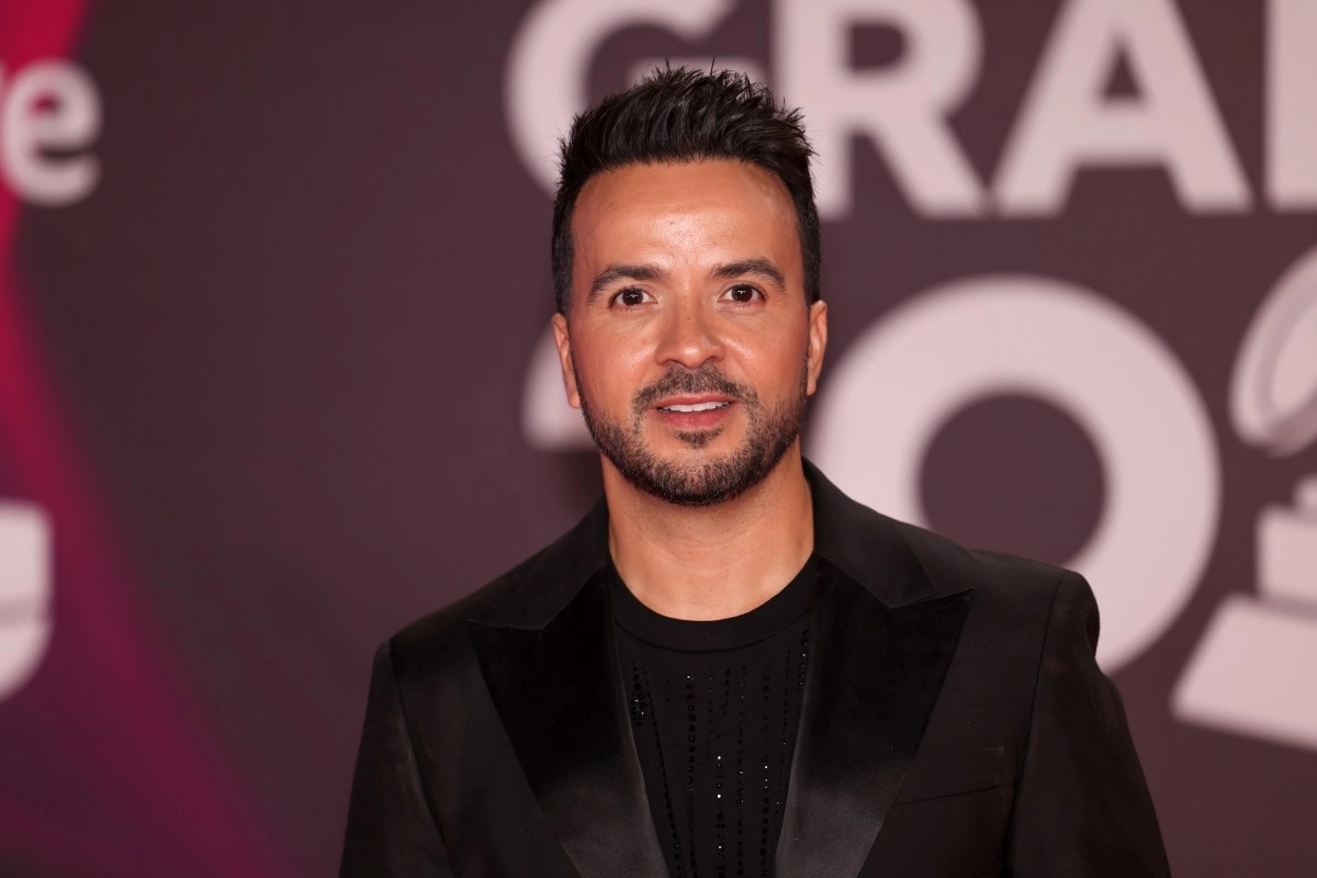 Luis Fonsi accompanied a bad bunny in his residence I sang with a knot in the throat