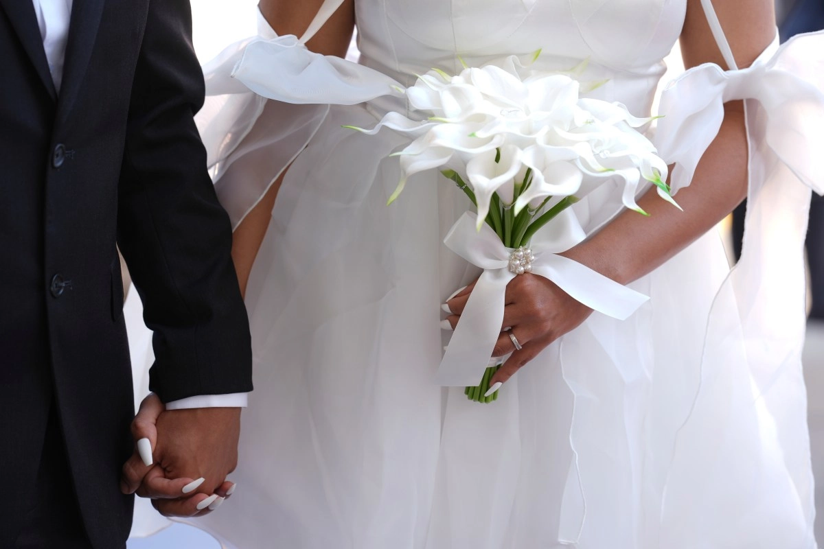 Suspect steals  100000 in gifts of a wedding in the angels