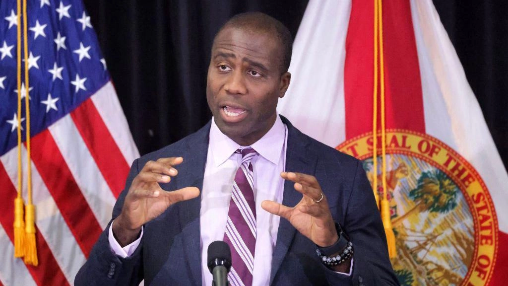 Who is Joseph Ladapo the boss of health of Florida that ordered end with the mandatory vaccines