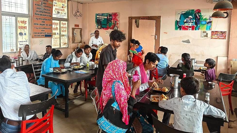 The coffee shops in India in the that the clients pay with garbage